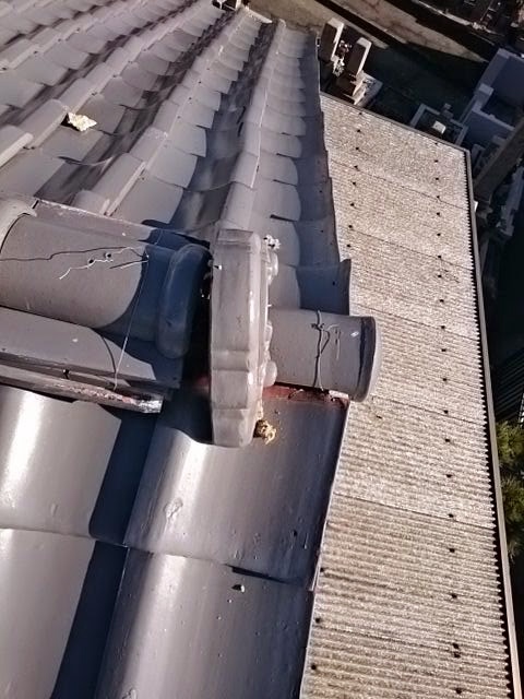 京都市右京区で庭に「白いカケラ」を発見！屋根の「棟積み直し」で地震対策も万全に