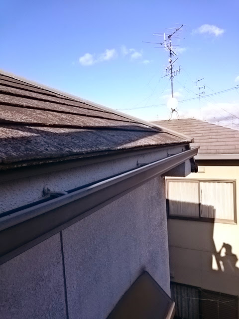軒先の雨樋（あまどい）とスレート屋根裏面の劣化状態