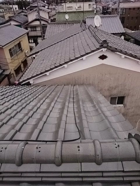 下屋根（げや）の瓦の状態確認 壁際の水切り板金のチェック