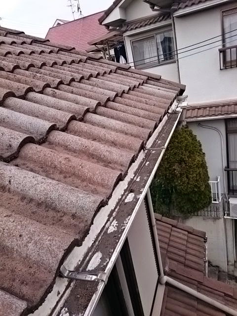 砂埃や落ち葉が蓄積し、排水不良を起こしている雨樋