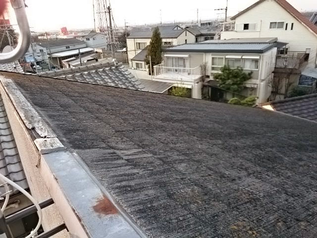 塗膜が剥がれ防水機能が低下したカラーベスト屋根の表面