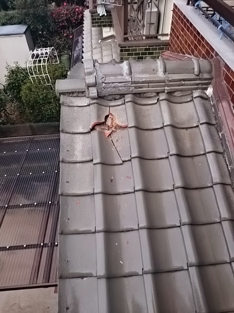 【亀岡市】強風で瓦が割れた！飛来物被害は火災保険で修理可能？
