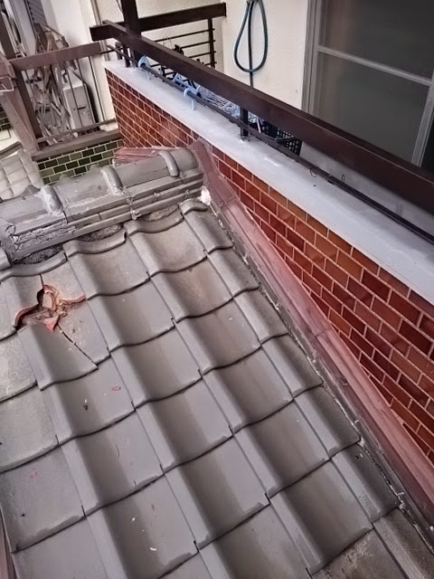 2階ベランダ横の下屋根点検：瓦の割れと雨押え板金周辺の