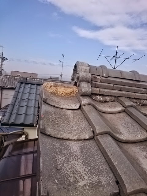 京都の瓦屋根点検：棟尻部分の漆喰（しっくい）劣化と土の流出状況