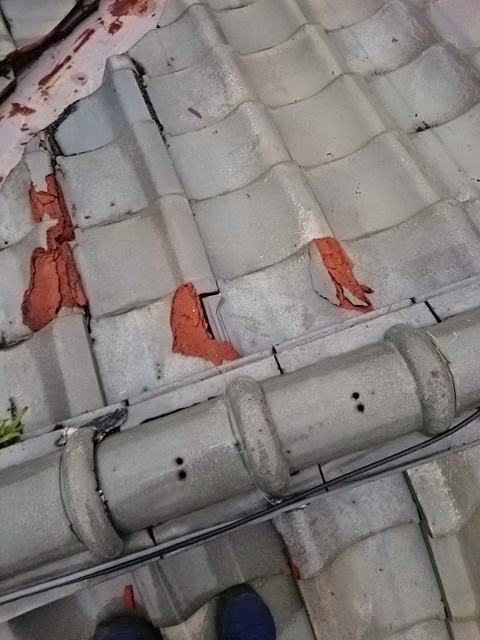 谷板金の穴あき寸前の腐食箇所と瓦下の葺き土（ふきつち）流出の拡大写真