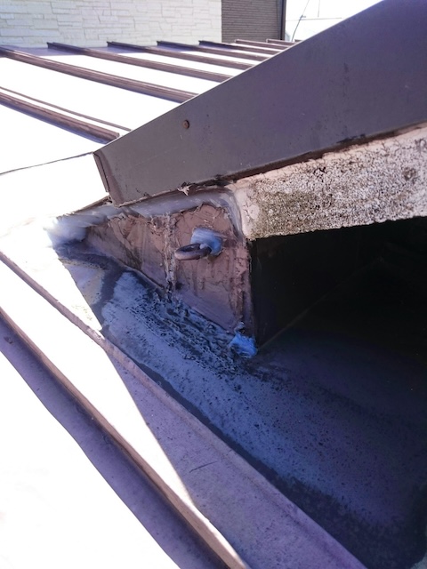 屋根と壁の取り合い部分のコーキングが劣化し隙間ができている状態