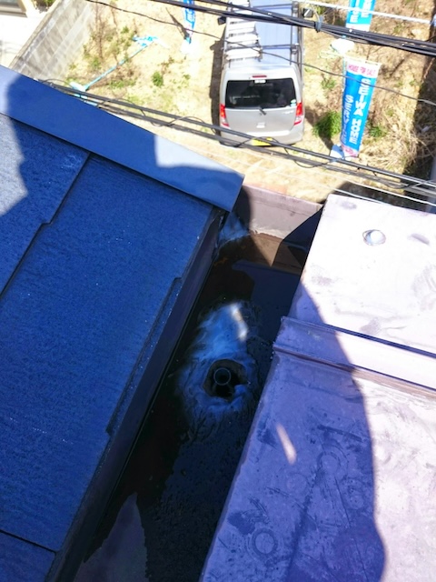 【向日市】雨樋の水溢れと屋根のサビ！塗装＆清掃メンテで雨漏りを防ぐ
