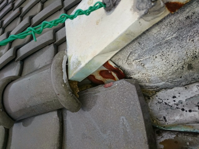 瓦屋根とパラペット笠木接合部の劣化および錆の点検写真