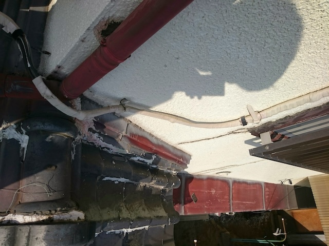 大山崎町の現場にて撮影。劣化してテープが剥がれたエアコン配管と、外壁モルタルのひび割れ箇所。雨水浸入のリスクがある状態。