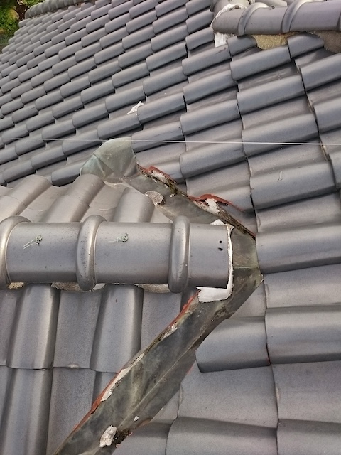 経年劣化と酸性雨でボロボロになった銅板の谷樋（修理前）