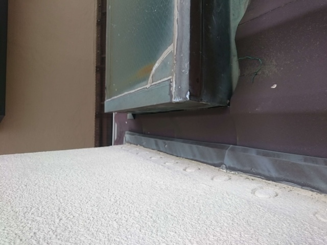 セキスイかわらUとトップライト水切り板金の隙間。