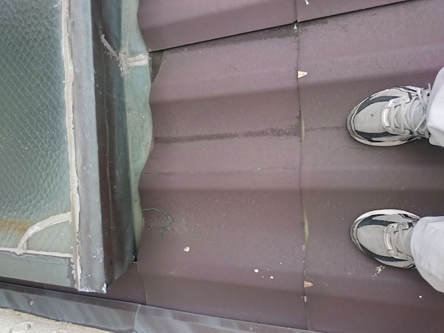 屋根診断士によるかわらUの接合部確認。