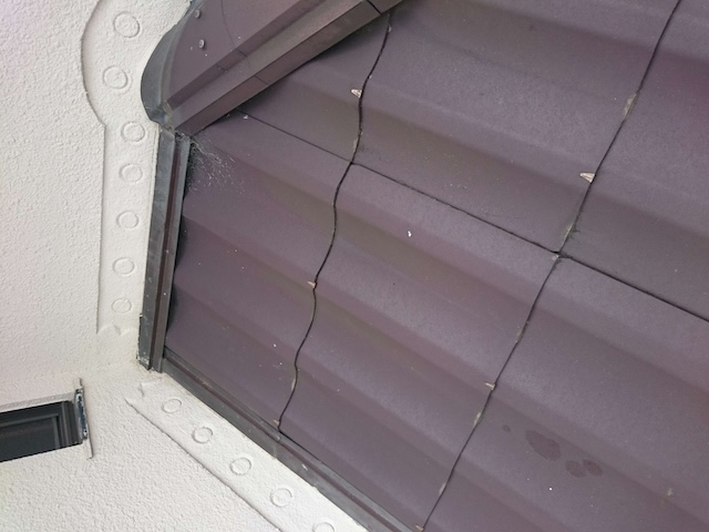 棟部と壁際の板金取り合い部分の現地調査写真。