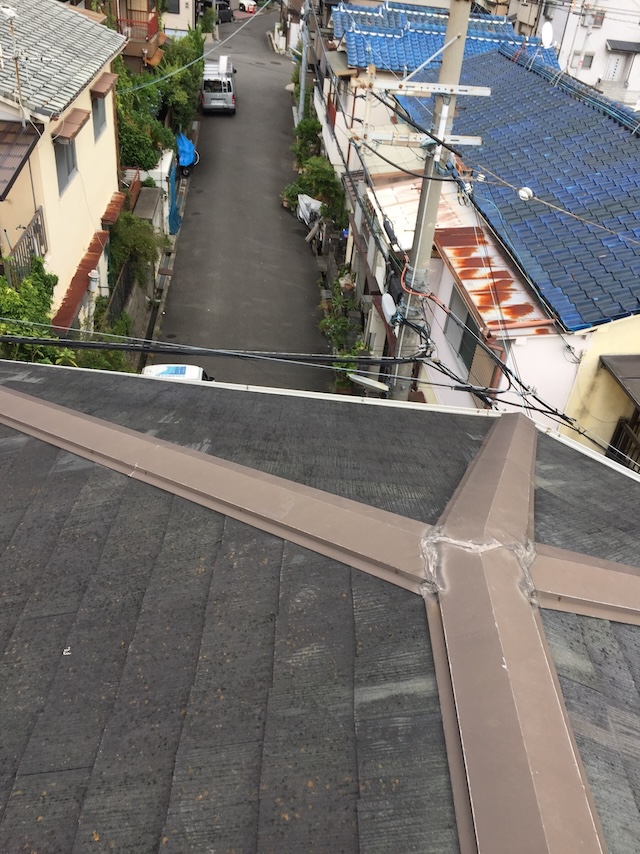 棟板金の不適切なコーキング補修、宇治市の雨漏り点検