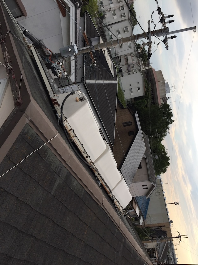 屋根に設置された太陽熱温水器、屋根への負担調査