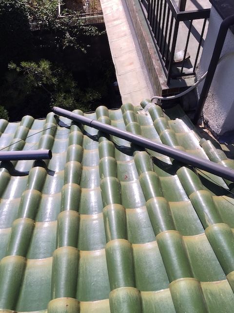 京都市伏見区醍醐での雨漏り調査。強風で脱落した雨樋（竪樋）。