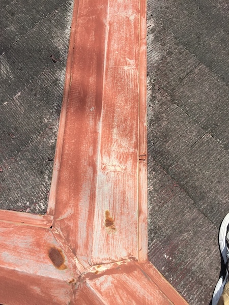 屋根板金の釘が浮いている様子。内部の貫板が腐食しているサイン