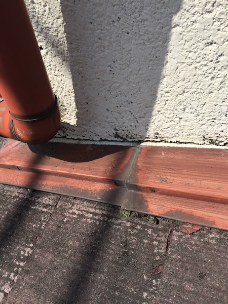 壁際の板金も錆びており、雨漏りリスクがある状態