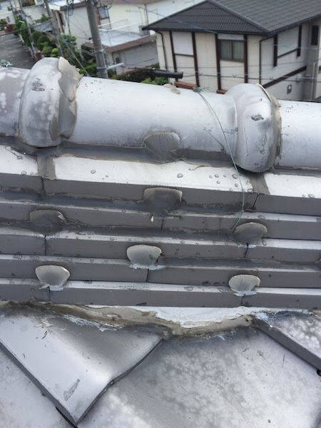 伏見区の屋根調査・雨水の逃げ道を塞ぐ誤ったシーリング施工