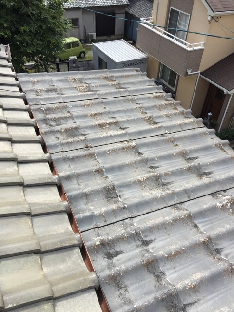 京都市南区の現場。表面がめくれ上がり素地が露出しているかわらUのアップ