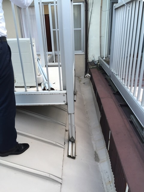 屋根材に直接荷重がかかっているベランダ支柱の様子