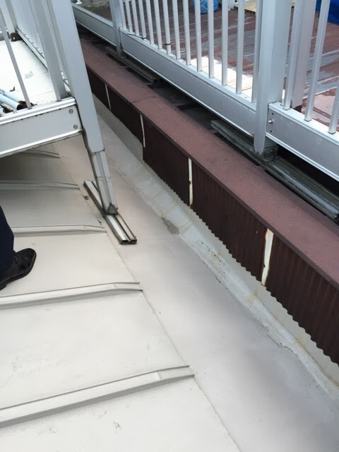 京都市伏見区の屋根調査。壁際から茶色いサビ汁（涙）が流れている危険な状態