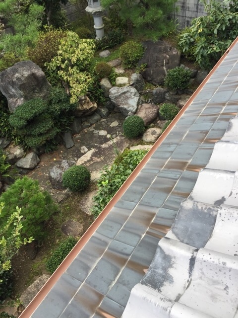 【宇治市伊勢田町】庭に白い欠片？葺き替え不要！1/4の費用で直す屋根修理