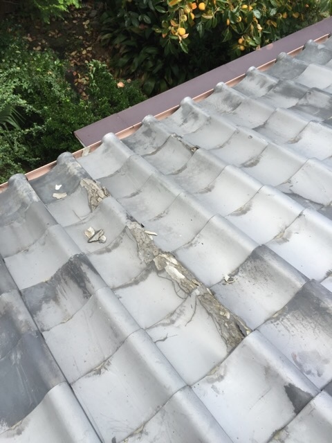 屋根瓦のズレと漆喰の深い亀裂・雨漏りの原因箇所