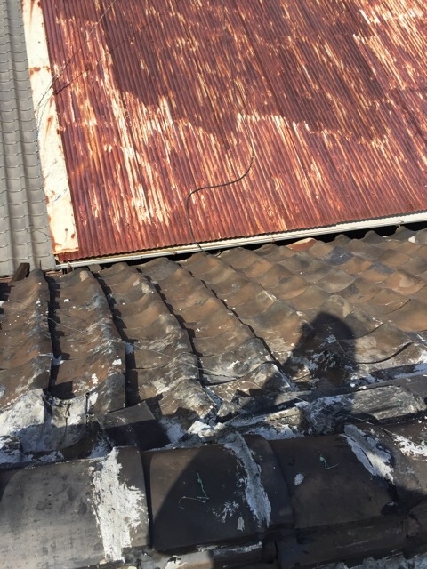京都市伏見区深草の屋根調査。瓦と波板の境界部分の劣化状況