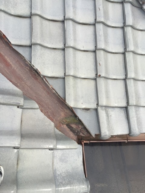 さらに進行した谷板金のサビ。緑色に変色し、穴あき寸前の危険な状態。