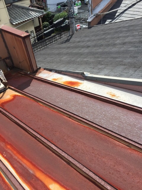 城陽市でサビが深く進行し、塗装では対応できない金属屋根の劣化状況