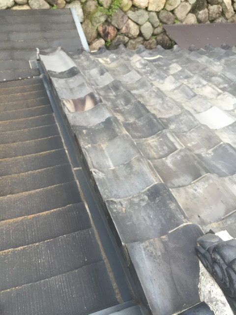 木津川市での雨漏り調査。ラバーロック工法によって瓦の隙間が塞がれ、水が溜まっている状態