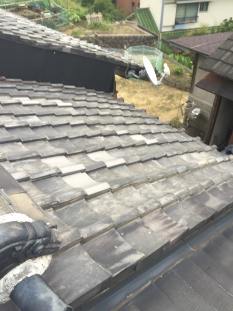 異なる屋根材が混在し、雨仕舞い（雨を流す仕組み）が機能していない現場写真