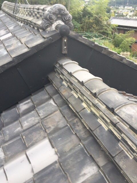 木津川市加茂町。屋根の棟（てっぺん）部分のガタつきと過去の補修跡の確認