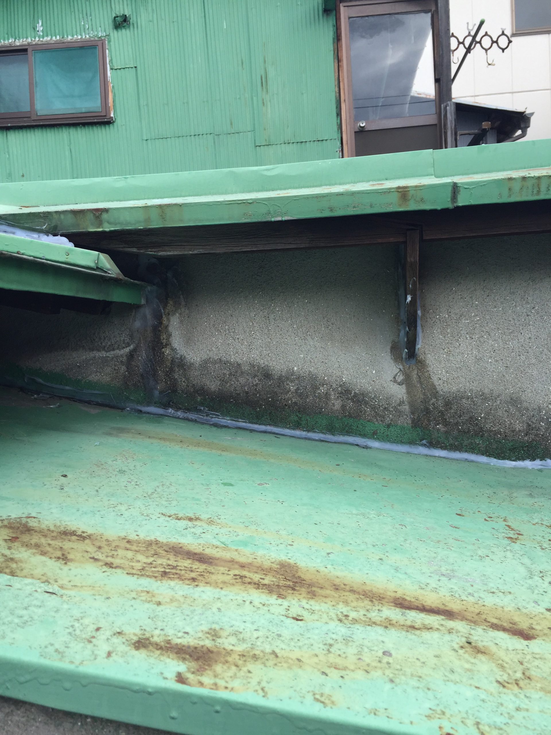 京都市伏見区での雨漏り現場。お客様がDIYで塗布したコーキング材の状況