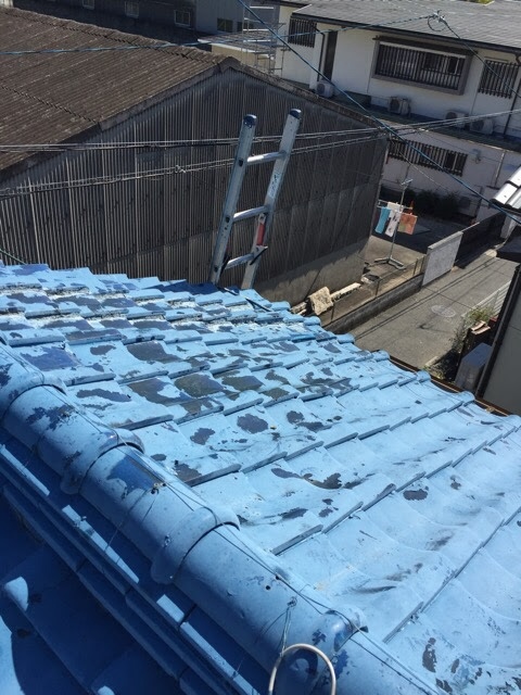 【城陽市】屋根塗装の剥がれを解決！温水器撤去と葺き替えで雨漏りの不安解消