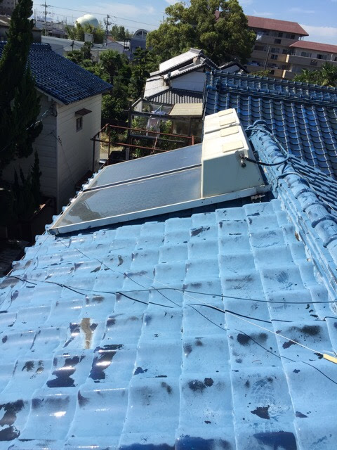 城陽市久世の屋根に乗ったままになっている重い太陽熱温水器