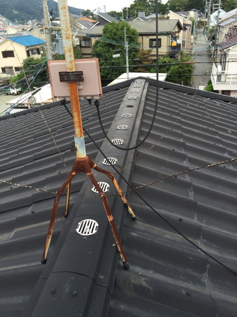 八幡市欽明台の屋根上で激しくサビついたアンテナの脚部分。雨漏りの二次被害が懸念される状態