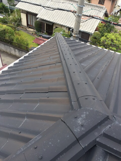 八幡市欽明台の現地調査。屋根全体の劣化状況と今後のカバー工法提案のための全体像