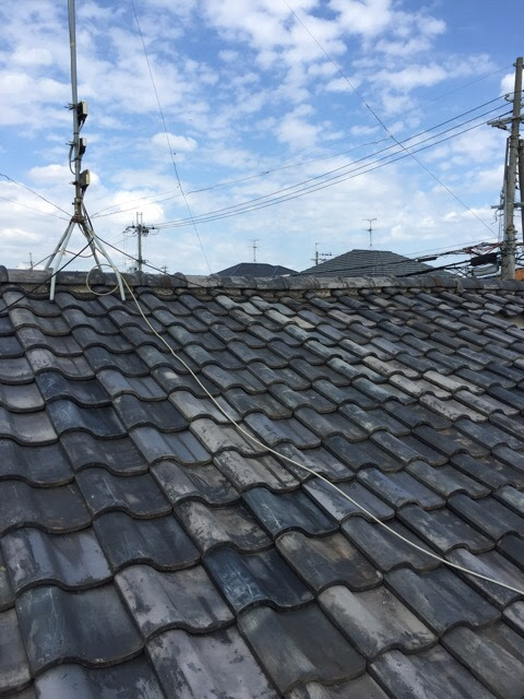 京田辺市大住の屋根調査。瓦の上を直接這っている危険なアンテナ配線