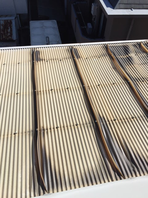 プラスチック屋根の溝部分が黒く変色し、素材が劣化して沈み込んでいる様子。