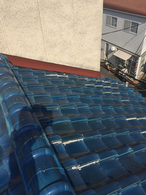 *  宇治市の瓦屋根。隙間が透明や白っぽいボンド（コーキング）で不自然に埋められている状態。 写真のように、瓦と瓦の隙間に透明か白っぽいボンド（ゴムのようなコーキング材）が、ずらーっと線を引くように塗られて、隙間が完全に埋められてしまっています。