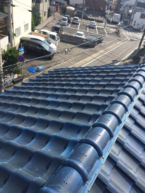  宇治市の青緑色の瓦屋根。全体的にメンテナンスが必要な状態。