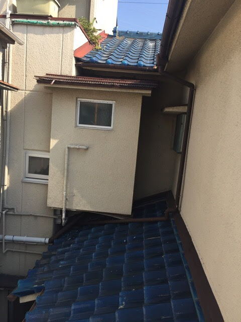 宇治市の戸建て。2階の壁と1階の屋根が接する、雨漏りリスクの高い複雑な構造部分。