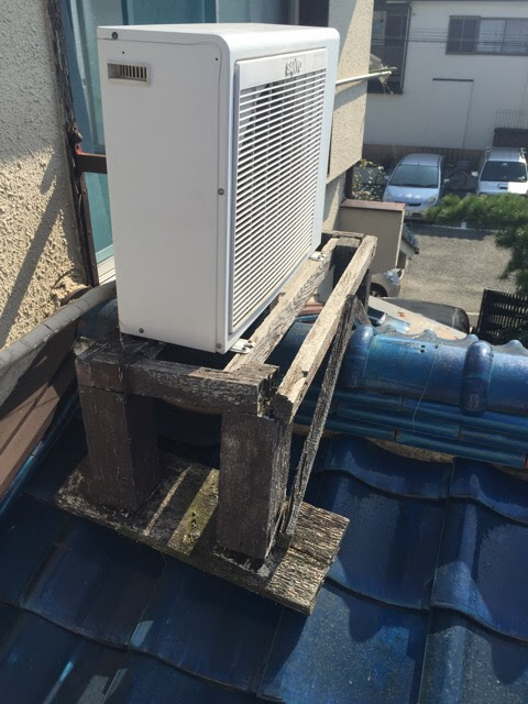 【宇治市】屋根の上の室外機が倒れる！？瓦屋根のボンド補修とサビた溝の修理費用を公開