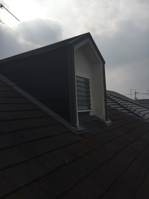 *  京都市伏見根調査。雨漏りの原因になりやすいドーマー（出窓）周辺と板金（金属のつなぎ目）部分 