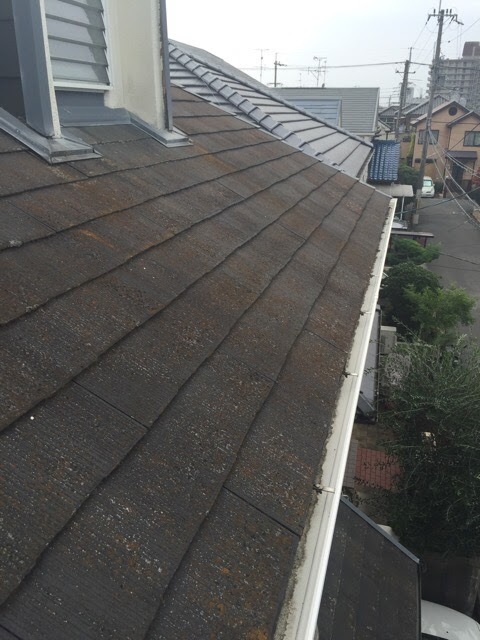 伏見区深草で屋根の色褪せとコケ｜古いスレート屋根の原因と修理費用を公開