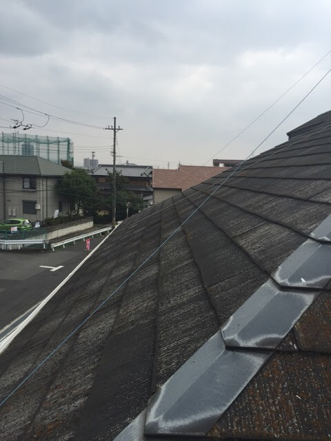京都市伏見区深草の屋根調査。全体的にカサカサに乾燥し、劣化が進行しているスレート屋根全体像