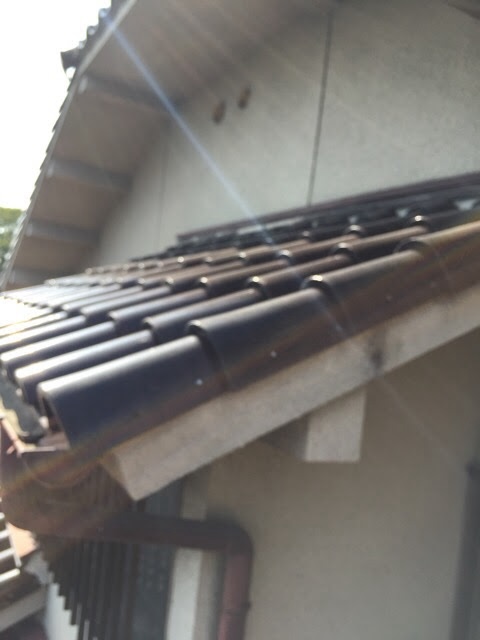 【宇治市】屋根と壁の隙間　戸建て・漆喰の浮き原因と修理費用を公開