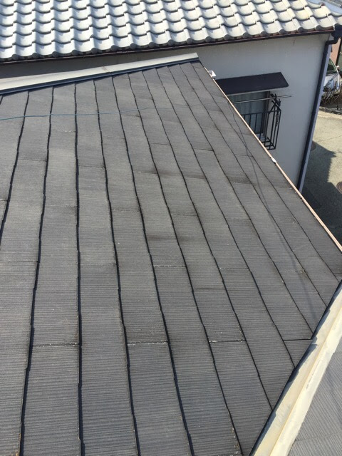  京都府宇治市の屋根調査。全体的に劣化したスレート屋根。カバー工法によるリフォームをご提案。